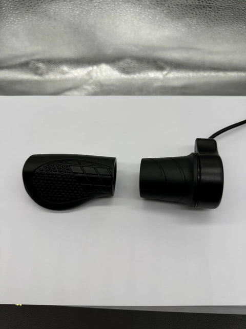 Left Hand Half Twist Throttle For E Bike, 3 Pin SM Plug, Fits 22.5 Mm Handlebar, Compatible With 24V To 72V Systems, Works With Mountain, City, And Folding Electric Bikes, Standard Size, Black