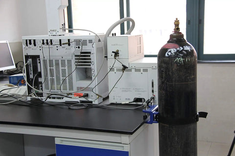 Bench Mount Cylinder Bracket For Gas Cylinders And Canisters, Heavy Duty Clamp For Nitrogen Propane And Other Lab Cylinders in use