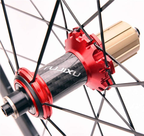 Close-up of carbon fiber tube hub in 700C Road Bike Wheelset 40mm Rim Depth Ultralight Aluminum Rim Quick Release Reflective Brake Compatible
