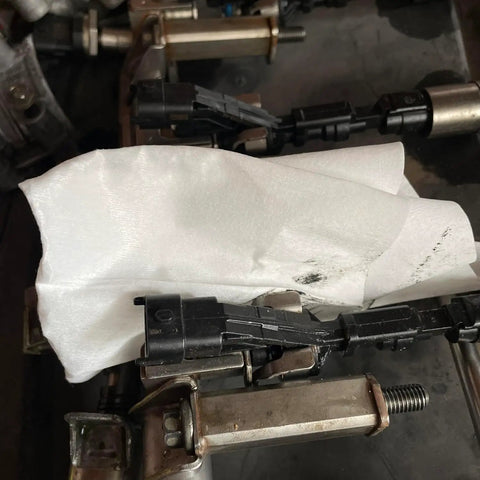 Heavy Duty Cleanroom Wipes Nonwoven Fabric Roll 500 Count Disposable Dust Free Cleaning Cloths on engine components