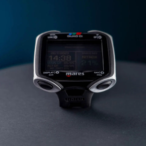 Quad Ci Wrist Dive Computer With Customizable ZH-L16C Algorithm, black silver display, angled view, for scuba and freediving.