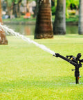 Irrigation Sprinkler 1.5In To 1In DN25 Female Thread Adjustable 360 Degree Rotating Rocking Arm watering a lawn