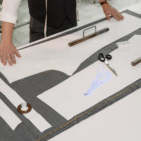 Cordless Electric Fabric Scissors With Safety Lock Cut Leather Cloth And Paper Under 25mm Thickness Battery Powered Handheld Design For Sewing And Crafting No Messy Cords Easy To Use Replaceable Blade on a sewing table with fabric and patterns.