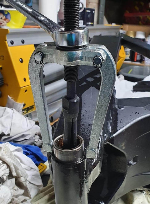 Blind Hole Collet Bearing Puller Set With Slide Hammer 16 Piece Inner Bearing Extractor Kit installed on machinery part