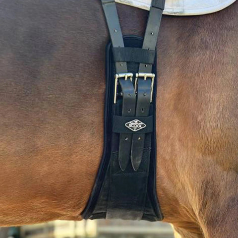 Close-up of 2XCool Dressage Girth With Removable Cooling Liner, V-Shaped Design for Pressure Distribution on horse