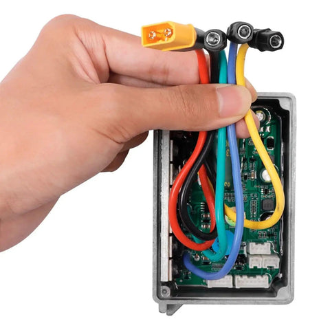 Hand holding Tool Free Universal Electric Scooter Controller Replacement Part for Electric Skateboards Easy Plug And Play Upgrade