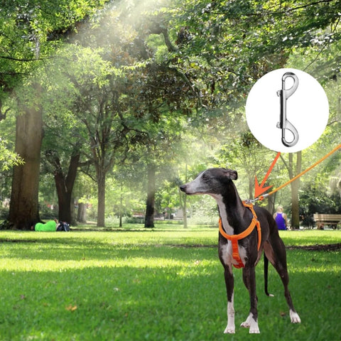 LuoQiuFa 2-pack silver zinc-alloy double-ended snap hooks; side-view of dog in orange harness in park clip inset.