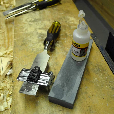Sharpening Kit For Chisels And Plane Irons One Quarter To Two And Three Quarters Inch Blades Includes Oil Stone Honing Guide White Oil