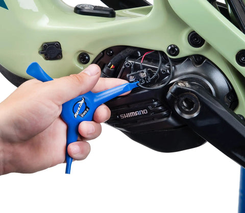 Using EWS-2 Bicycle Electronic Shift Tool For Shimano EW-SD3000 Wires And Batteries on bike
