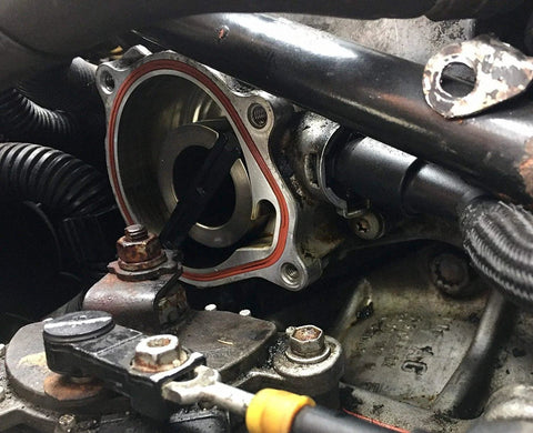 Front view of VW vacuum pump mounting flange with red gasket ring and exposed rotor.