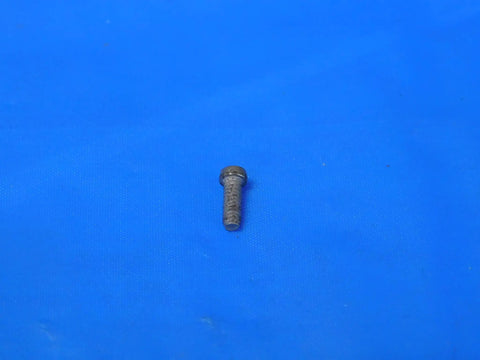 Top Shelf S930 Indexable Insert Screw For Cnc Machining Tools, heavy duty metal screw on blue background.