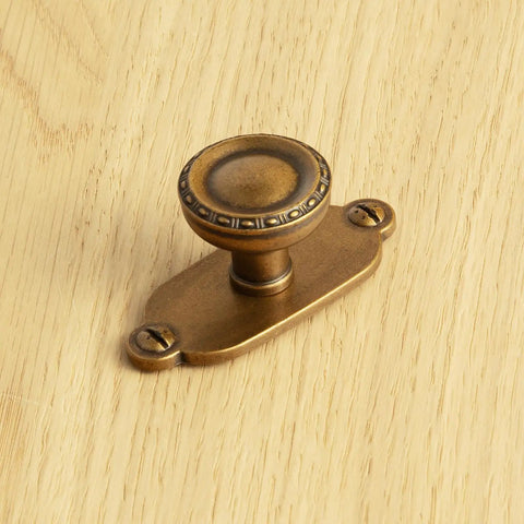 Top Notch Heavy Duty Solid Zinc Cabinet Knobs With Vintage Oval Beaded Back Plates Antique Brass Finish Six Pack For Kitchen Cabinets And Bathroom Vanities Lookin Sharp And Slick, close-up of antique brass knob