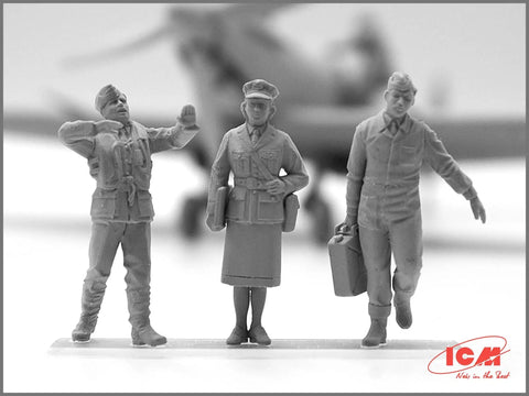 Plastic Military Aircraft Crew Figure Kit With RAF Pilots And Ground Crew From 1939 1945, three figures on a platform