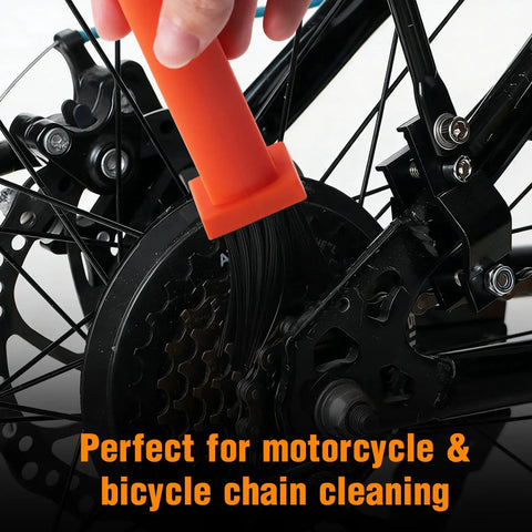 Chain Cleaning Brush For Motorcycles And ATVs Universal Bicycle Chain Cleaner Tool with durable nylon bristles in use