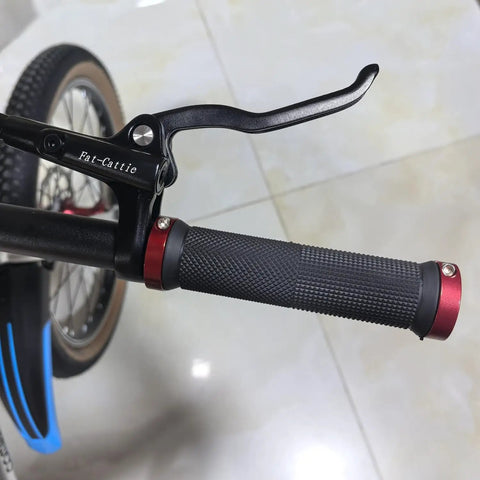 MBT Hydraulic Disc Brake Set for mountain fat road and eBikes, left front lever detail on black handlebar