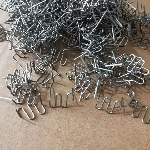 1000Pcs Welder Staples 0.6mm S Wave Staples For Auto Bumper Repair And Plastic Bodywork Kit scattered on surface