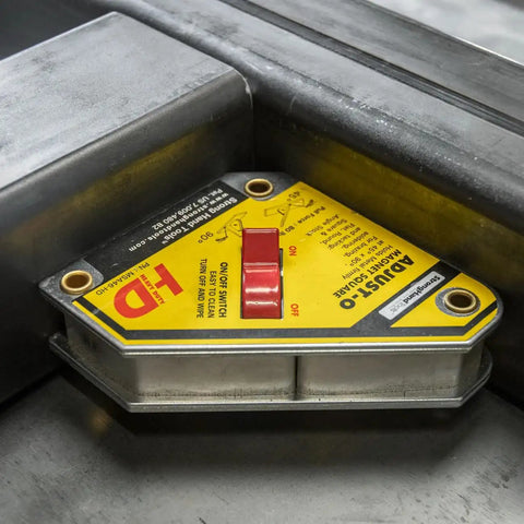 Adjust O Heavy Duty Magnetic Square With On Off Switch for Metalworking 65 LB Pull, positioning metal at 90 degrees