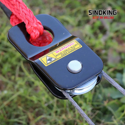 Heavy Duty Snatch Block For Winches 8800Lb 4T Max Load Rope Pulley Recovery Accessory For ATV And Off Road Vehicles Swivels For Easy Cable Mount Black Textured Coating, close-up with rope