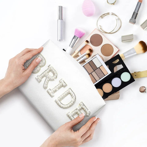 Hands holding Bride Patch Makeup Bag With White Pearl Rhinestones For Women, showing makeup products around.”} 反馈 έχω αντιμετωπίσει αυτήν την κατάσταση και πάλι! 這種情況，我以前也碰到過！ I have faced this situation before! What do you want to learn from this experience?