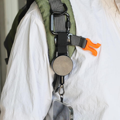 Heavy Duty Retractable Keychain With Waist Hanging Design Expandable 60cm Wire Rope clipped to backpack strap