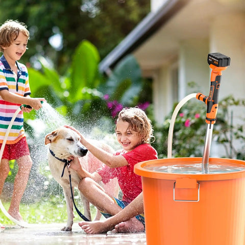 Heavy Duty Battery Powered Stick Water Pump With Three Speed Adjustable Motor used for playful dog bath by kids with water bucket.