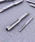 7 Piece Steel Screw Tap Set For Metalworking And DIY Projects, Heavy Duty HSS Taps To Repair Damaged Threads And Cut New Threads In Metal, Plastic And Wood, All In One Tapping Tool Kit With Multiple Size Taps, close-up steel taps