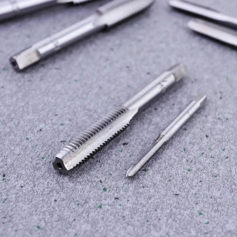 7 Piece Steel Screw Tap Set For Metalworking And DIY Projects, Heavy Duty HSS Taps To Repair Damaged Threads And Cut New Threads In Metal, Plastic And Wood, All In One Tapping Tool Kit With Multiple Size Taps, close-up steel taps