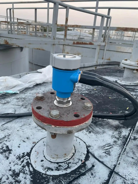 80 GHz Radar Level Transmitter For Wastewater And Oil Tanks Non Contact Level Measurement With Narrow Beam High Accuracy To 2mm installed on tank