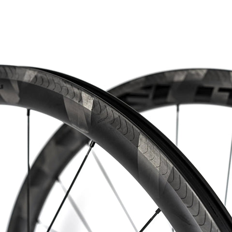 700C Road Bike Carbon Wheelset With 40mm UD X Weave Aero Rims And Rim Brake Surface, close-up of carbon fiber rim design.