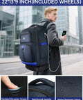 Person, die einen vierrädrigen Rollrucksack mit USB-Ladeanschluss und wasserabweisender 1 Inch  Roller in einer städtischen Umgebung benutzt
