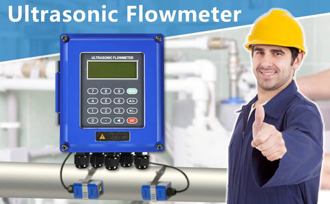 Digital Ultrasonic Flow Meter For Liquids TUF-2000B Bi-Directional 0 To 10 Meters Per Second IP67 on pipe with technician
