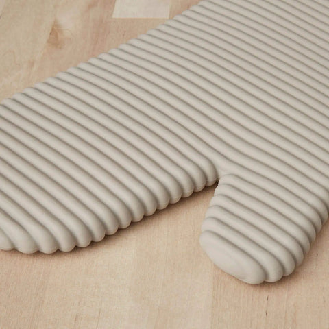 Ribbed Soft Silicone Oven Mitts 2 Pack Heat Resistant To 500 Degrees Waterproof Non Slip Handles close up view tan color