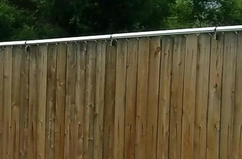 Kit de 2,4 m pour des jardins clôturés en toute sécurité grâce Roller Coyote Roller : permet de garder les chats et les chiens à l'intérieur et les coyotes à l'extérieur sur une clôture en bois