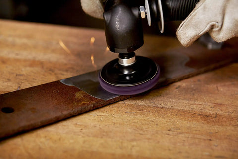 Scotch-Brite Roloc Clean and Strip XT Pro Extra Cut Disc XO-DR 3 In SiC Extra Coarse disc stripping rust from metal surface