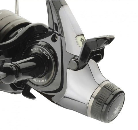 Black Widow BR Free Spool Reel 4000 Size For Carp And Zander With Air Bail Twist Buster Anti Reverse Baitrunner Clutch Front Drag