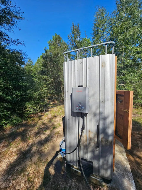Portable Propane Tankless Water Heater With 41000 BTU And 1.58 GPM Digital Display CSA Certified installed outdoors