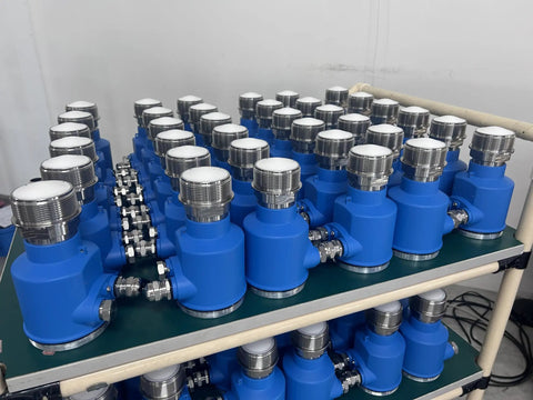 Rows of 80 GHz Radar Level Transmitter For Wastewater And Oil Tanks Non Contact Level Measurement With Narrow Beam High Accuracy