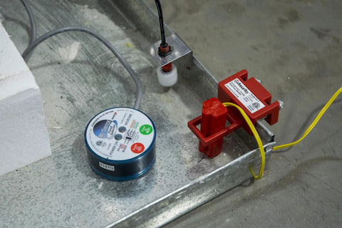 Wet Switch Flood Detector With Hydrophilic Pad And Integrated Feet, Top Notch Water Sensor in mechanical setting.