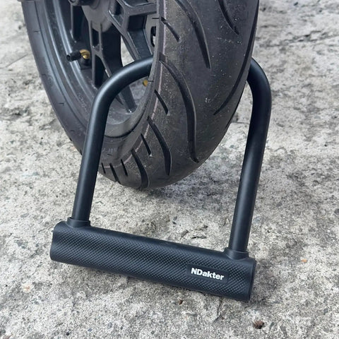 Heavy Duty U Lock With 18mm Hardened Shackle And 6ft Steel Security Cable For E Bikes And Electric Scooters Includes 3 Keys Built For Real World Anti Theft On Motorcycles Moped Dirt Bikes And Tri Bikes, black U lock on scooter wheel