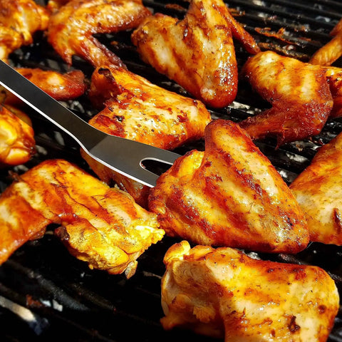 Stainless Steel Barbecue Utensil Set With Carry Bag Professional Grill Tools rust resistant turner flipping chicken wings on grill