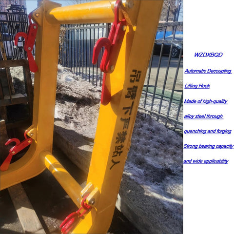 3 Ton Automatic Decoupling Lifting Hook For Forklifts, showcasing thickened alloy steel and self dumping features in construction setting