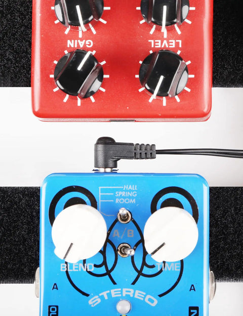 9V Battery Clip Converter Cable For Guitar Effects Pedals with right angle plug connecting to pedalboard