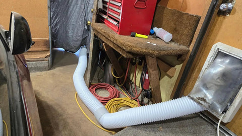 Anti Clockwise Thread Portable AC Exhaust Hose With 5.9 Inch Outer Diameter, 80 Inch Extendable Length in garage setup