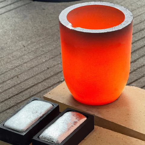 Heavy Duty Graphite Crucible With Smooth Pouring Spout For Melting Aluminum Up To 1800 C Heat Resistant Foundry Pot with molten metal bars.