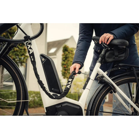 Person securing bike with 100 cm Plug-In Chain Bike Lock With 5.5 MM Hardened Steel Links Built Tough For Bicycles And Scooters
