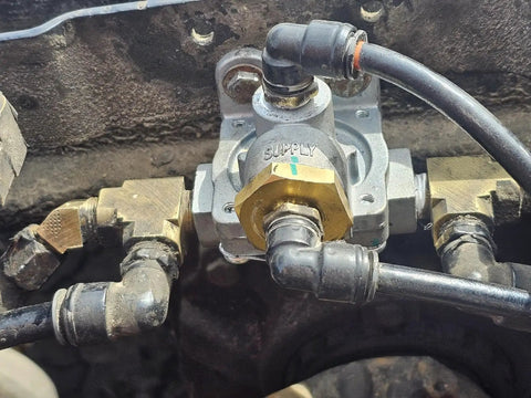 Installed Air Brake Quick Release Valve QR1C 0 PSI Differential With 0.25 Inch Supply Port And 0.375 Inch Delivery Port For Trucks