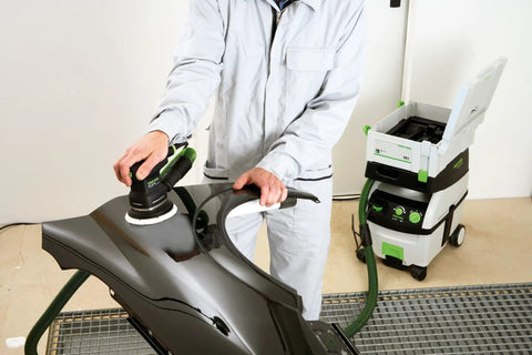 Worker using Platin 2 S1000 Grit 5 Inch 125mm Abrasive Sanding Discs 15 Pack For Ultra Smooth High Gloss Finishes On Solid Surface