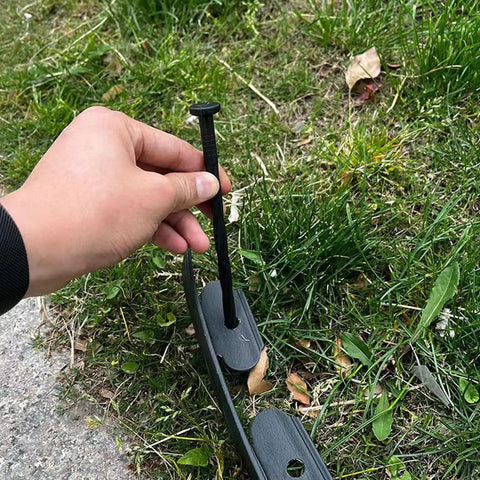 Hand securing Flexible Lawn And Garden Edging Border 1.5 Inch By 16 Foot Black Reinforced Plastic Grass Border for flower beds