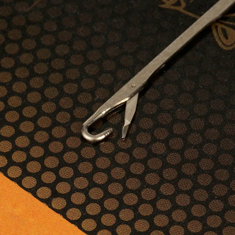 Carp Rig Threading Tool For Quick Tackle Prep And Rig Setup, 13cm Needle For Carp Anglers, Compact Accessory With Long Hook, Easy Threading, Gear Storage Must Have For Daily Fishing Box Prep close-up on patterned mat