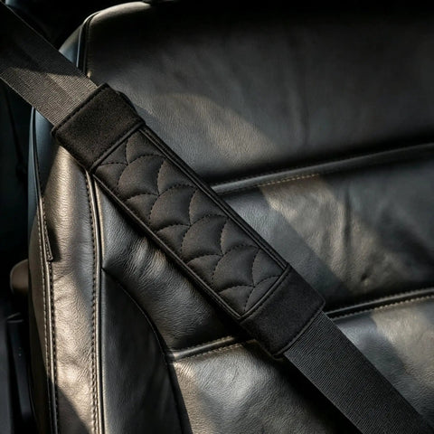 Chevrolet Volt Bolt EV Seat Belt Cover Pad For Off Road Blazer EV EUV Cushioned Neck Comfort Slashes Friction Keeps Your Clothes Safe Easy Install Perfect Weekend Adventure Gear black padded seat belt cover on car seat